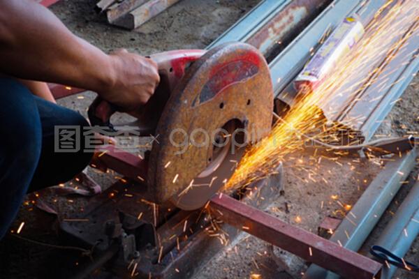 高效精准 磨床在金属管切割与焊接设备制造中的关键作用